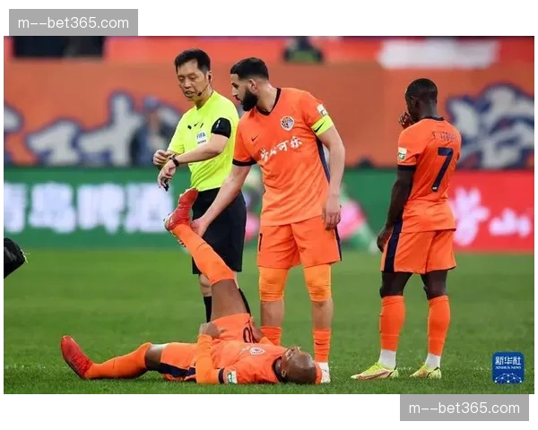 青岛海牛进攻组织混乱，难以突破浙江队中场拦截